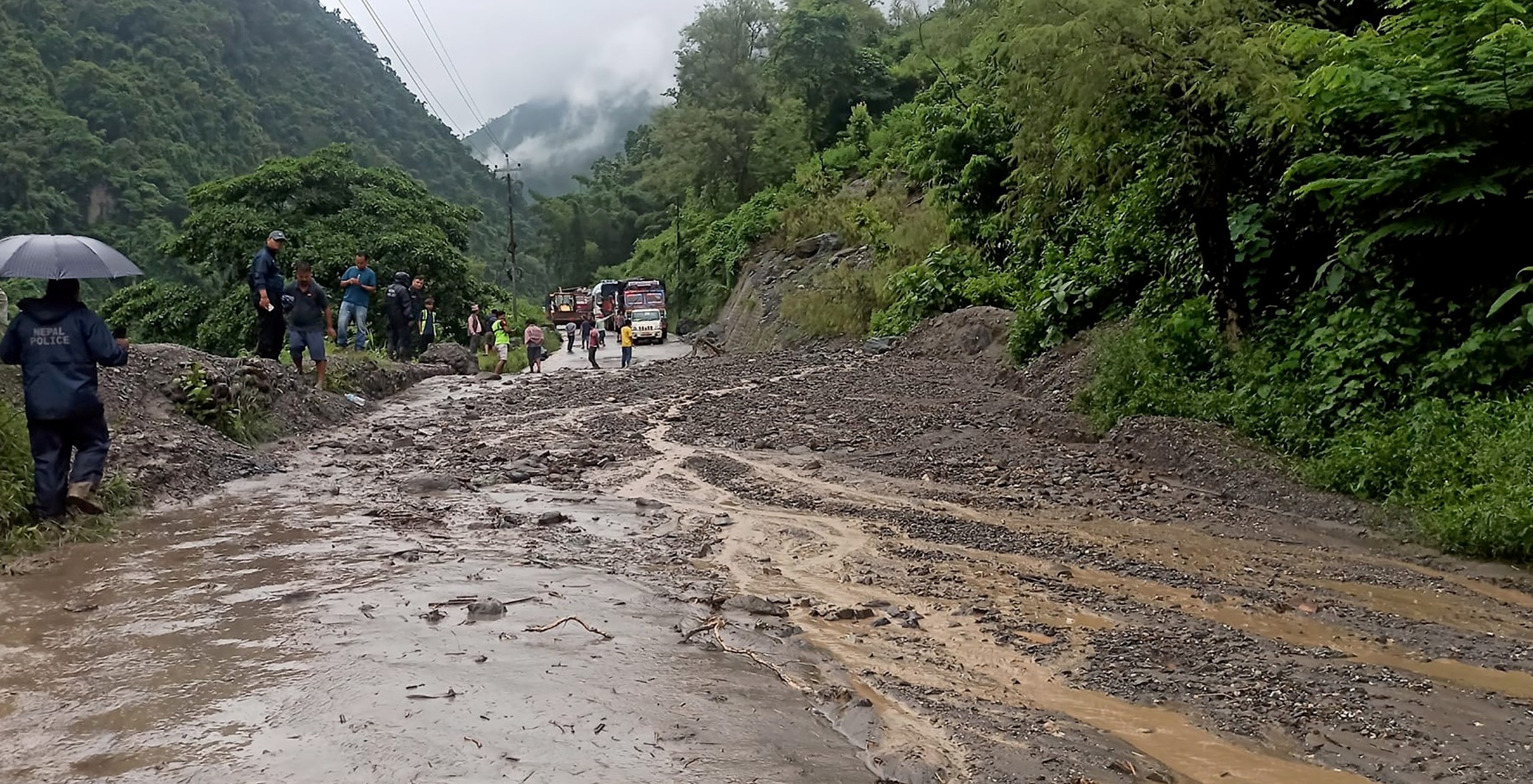 अविरल वर्षाका कारण कर्णाली राजमार्ग अवरुद्ध