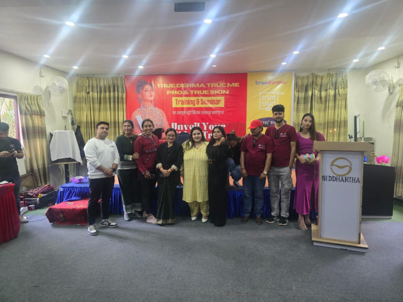 ट्रुमीका सौन्दर्य सामाग्री रुचाउँदै प्रयोगकर्ता, टिकापुरमा गोष्ठी 