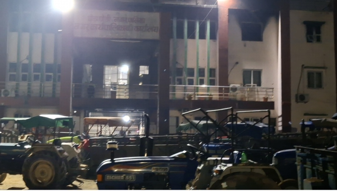  खोलानाला ठेक्का विवादः ट्याक्टर नगरपालिकामै थन्क्याएर घर फर्किए व्यवसायी 