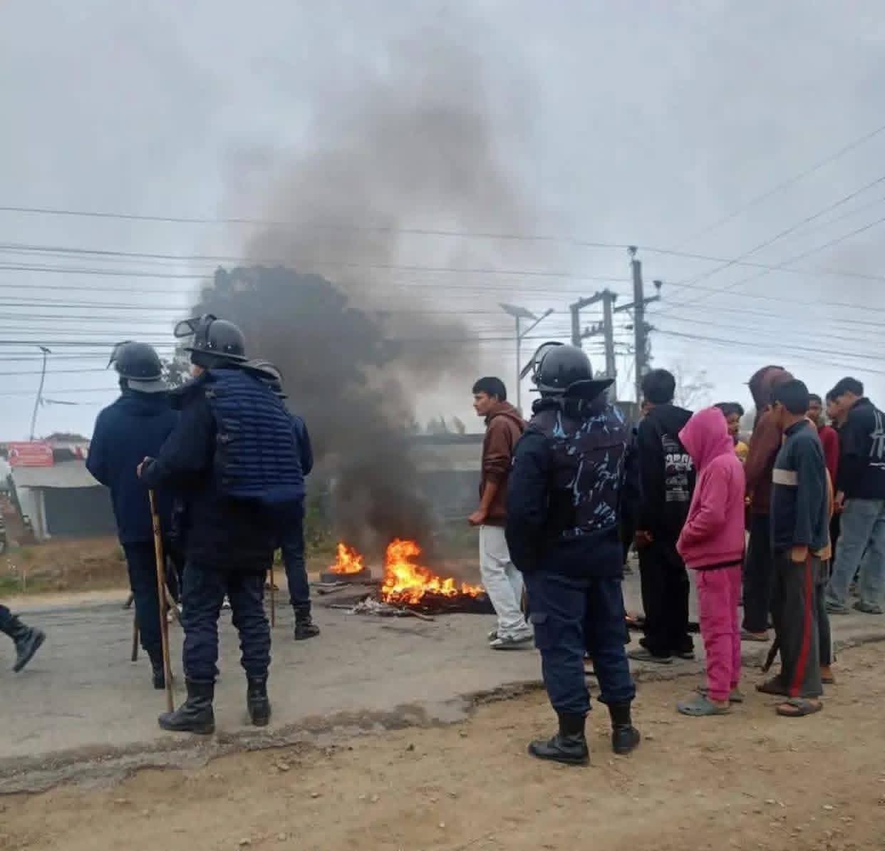 लम्कीचुहामा ट्रकको ठक्करबाट १६ वर्षीय विद्यार्थीको मृत्यु, राजमार्ग अवरुद्ध