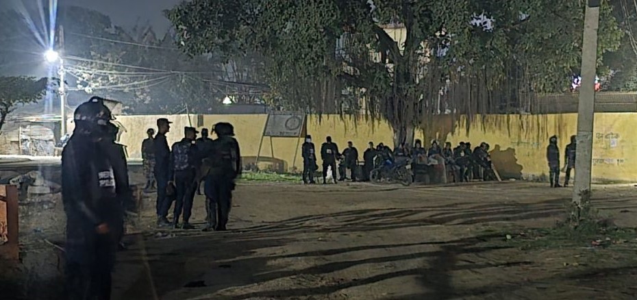 सिरहा कारागारमा तनाव: नाइके पक्राउ परेपछि कैदीबन्दीले गरे आगजनी र तोडफोड