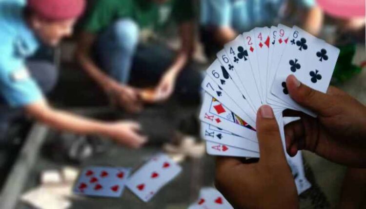 कैलालीका ३ जुवा खालमा प्रहरीको छापा, नगदसहित २० जुवाडे पक्राउ